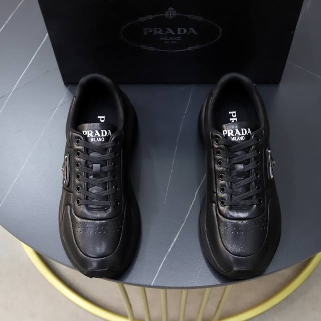 出厂价： 顶级原单 品牌：Prada 普拉达 标准码：男码38 44 45可以定做 等级：官网同款 材料：原版牛皮 牛皮内里 原版发泡耐磨柔软大底 款式类别：休